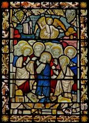La fenêtre est représentant les Apôtres se rassemblant (pour les funérailles de la Vierge?)