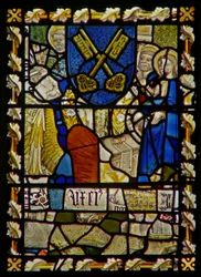 La fenêtre est représentant Saint Jean, Saint Pierre à la porte, bouclier avec un symbole de Saint Pierre