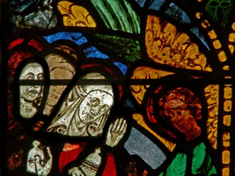 La fenêtre est représentant une scène de Résurrection : les Saintes Femmes au Tombeau; Marie-Madeleine avec le Christ?