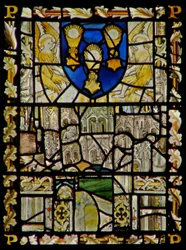 La fenêtre est représentant un bouclier avec des emblèmes du Sacrement; fragments de dais avec des figures