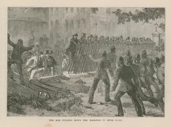 La foule renversant les barrières à Hyde Park