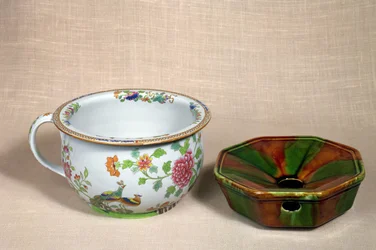 Deux pots de chambre