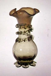 Vase avec décoration appliquée et pincée, fin du XIXe siècle (verre vaseline)