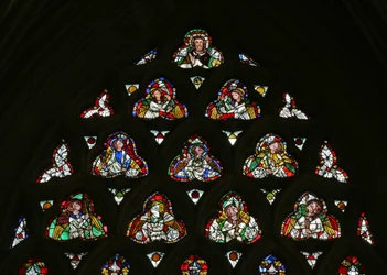 Fenêtre e-1 représentant le Christ avec des anges portant les Instruments de la Passion