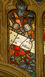 Fenêtre n2 représentant la chorale angélique avec une partition musicale