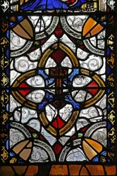 Fenêtre n4 représentant grisaille et emblème de Saint Pierre
