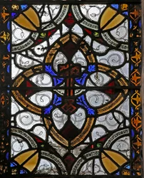 Fenêtre n4 représentant grisaille et emblème de Saint Pierre