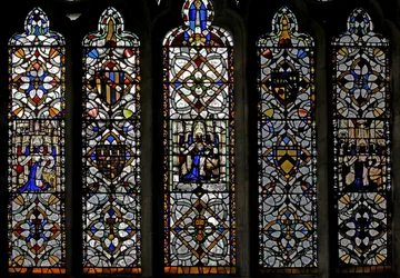 Fenêtre n4 représentant grisaille, emblème de Saint Pierre, figures, écussons