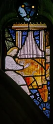 Fenêtre s1 représentant des anges musiciens avec un orgue