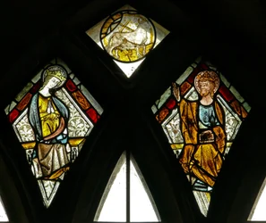 Vitrail s6 représentant le taureau (en référence à saint Luc ?) et le Couronnement de la Vierge