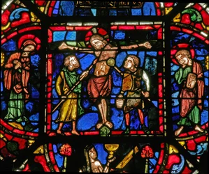 Fenêtre w0 représentant la Crucifixion avec Marie et Jean et des soldats avec une lance et l