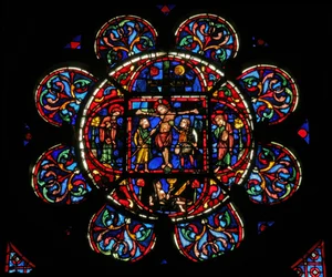 Fenêtre w0 représentant la Crucifixion avec Marie et Jean et des soldats avec une lance et l