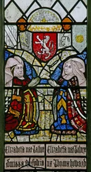 Fenêtre w1 représentant Elizabeth Talbot, duchesse de Norfolk et Elizabeth Tilney, comtesse de Surrey avec les armoiries de la famille Mowbray au-dessus