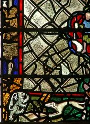 Fenêtre w40 représentant un panneau de bordure avec singe, lion et chien; grisaille