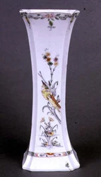 Vase de Worcester de forme évasée peint en couleurs Kakiemon, vers 1750