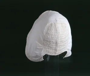 Bonnet pour jeune enfant, milieu du XVIIe siècle (textile)