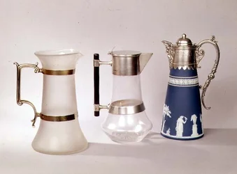 Trois carafes à vin