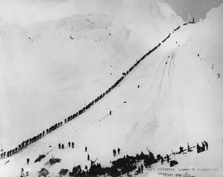 Les porteurs montant le sommet du col de Chilkoot, de 