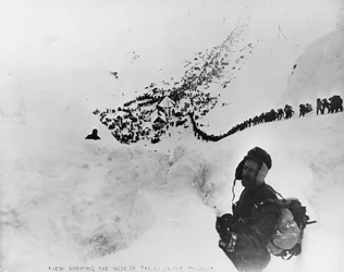Vue montrant le mode de déplacement sur le Chilkoot, tirée de « One Man