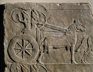 Chariot de guerre assyrien avec son conducteur ...