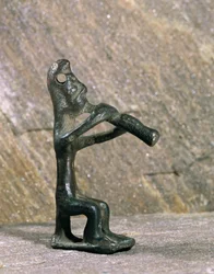 Joueur de flûte. Figurine en bronze de Byblos, Liban ...