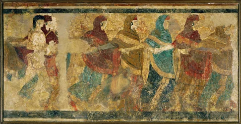 Rites funéraires : un chœur de femmes dansant et chantant dans le cortège funèbre