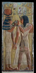 La déesse Hathor protégeant le pharaon Seti Ier ...