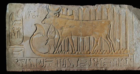 Hathor protège Aménophis Ier ...