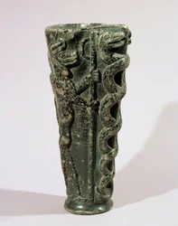 Vase de libation du roi Gudea dédié à Ningishzidda, avec les acolytes de ce dieu, des serpents entrelacés et des serpents-dragons ailés ...