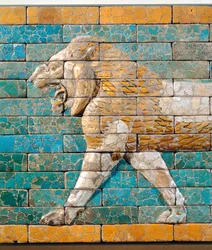 Lion tourné vers la gauche ...