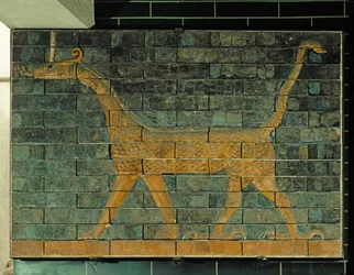 Créature mythique à tête de gazelle, corps de lion et queue de serpent