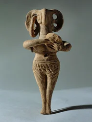 Idole féminine nue tenant un tambourin ...