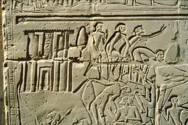 Relief de la bataille de Kadesh montrant des soldats du pharaon Ramsès II affrontant des soldats hittites du roi Muwatalli (relief)