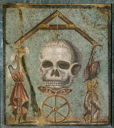 Crâne, symbole de la mort, entouré d