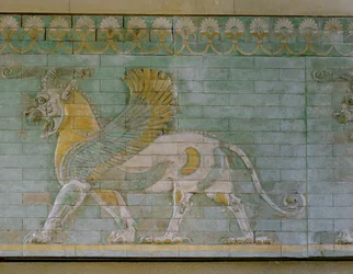 Taureau ailé, tuiles vernissées colorées, provenant du palais de Suse, Iran ...
