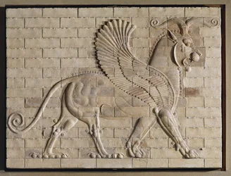 Griffon ailé, tuiles vernissées colorées, provenant du palais de Suse, Iran ...