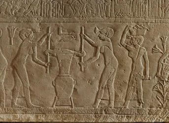 Les femmes pressent les fleurs pour en faire du parfum ...