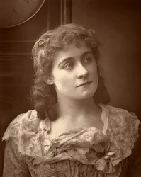 Kate Rorke, actrice britannique, dans Sophia, 1887