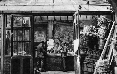 Un bar dans le quartier du marché central, Paris, 1931