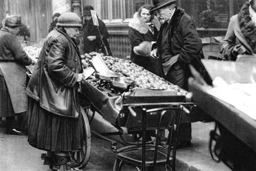Un vendeur de fruits typique, Paris, 1931