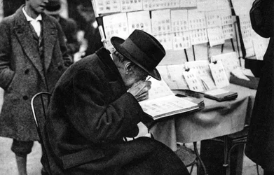 Un vieux acheteur de timbres, Paris, 1931