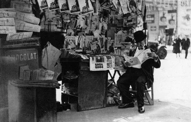 Kiosque à journaux, Paris, 1931