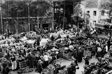 Devant le marché central, Paris, 1931