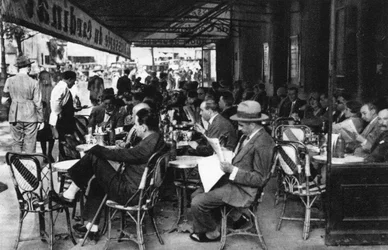 Personnes à un café-terrasse, Paris, 1931