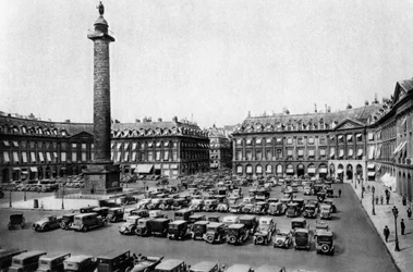 Place Vendôme et la colonne érigée pour les victoires de Napoléon, Paris, 1931