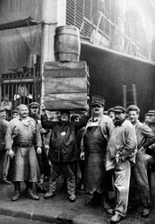 Porteurs au marché central, Paris, 1931