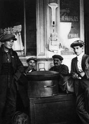 Vendeurs de rue de marrons grillés, Paris, 1931