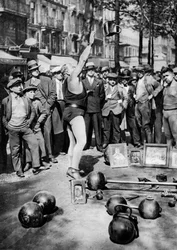 Homme fort jonglant avec des poids, Paris, 1931