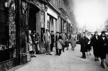 En attendant les couturières quittant le travail, Paris