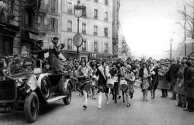 Match de marche des midinettes, Paris, jour de la Sainte-Catherine, 1931
